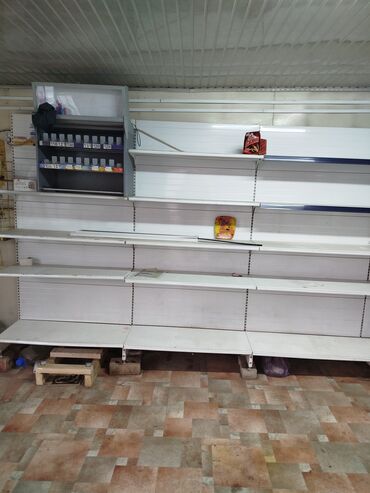 сдаю помещение под магазин одежды: Стеллажи, полки металлические, состояние хорошее, без искривления