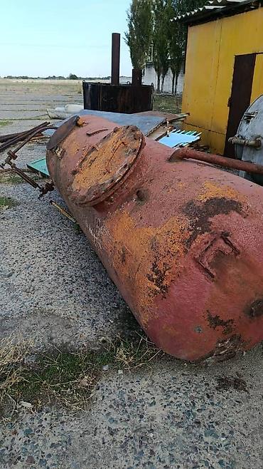 бачок для воду: Старый металлический горизонтальный резервуар/бак промышленного типа — 1