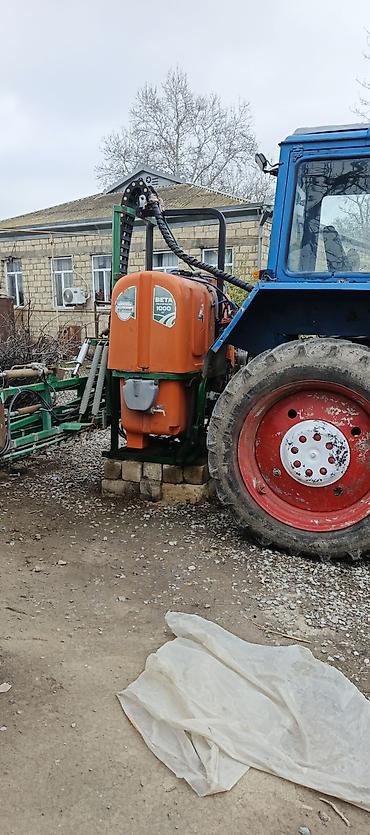 traktor yumze: Belarus MTZ təkərli traktor və asılan püskürdücü və gübrə səpənlə — 4