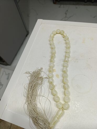 Təsbehlər: Ağ rəngli təsbeh - Material: parlaq, hamar səthli sintetik/akril