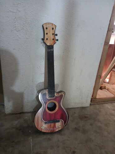 uşaq maqnitofonu: 12 manata gitar satılır. Normal qiyməti 18 manatdır. Sadece ucunda