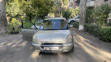 Другие Автомобили: Хэтчбек Daihatsu Storia светло-серого цвета с пятидверным кузовом