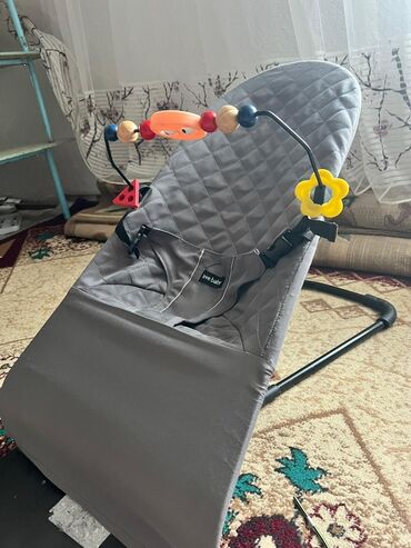 автолюльку cybex: Детский шезлонг-качалка "Love Baby" в сером цвете, предназначенный для