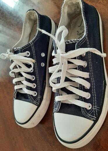 Игровые манежи: Продаю. 550сом. обувь кроссовки разные размер 39. 36. 33 — 7