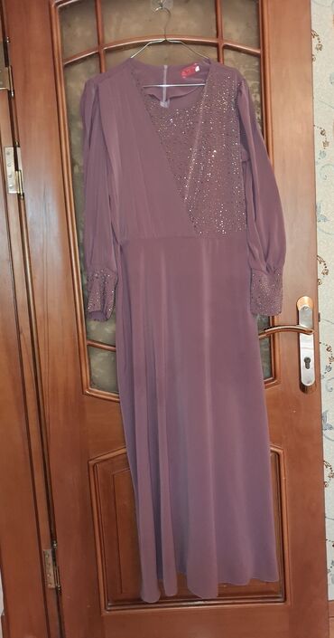 vecerni koynekler: 40 azn.Ziyafet geyimi.Material ipek. Beden 50. Turkundu.1 defe