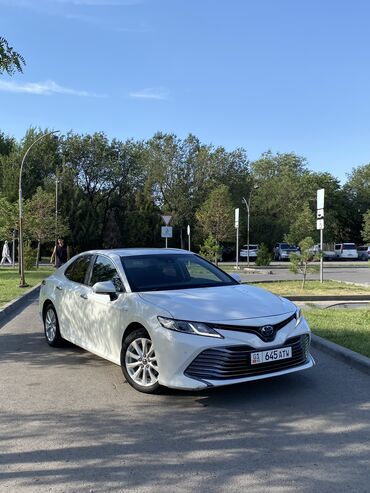 самые дешёвые машина: Toyota Camry: 2019 г., 2.5 л, Вариатор, Гибрид, Седан