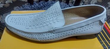 летние мужские туфли: Продаю туфли мужские летние.размер 43 новые. бежевые.куплены в ЛИОНЕ