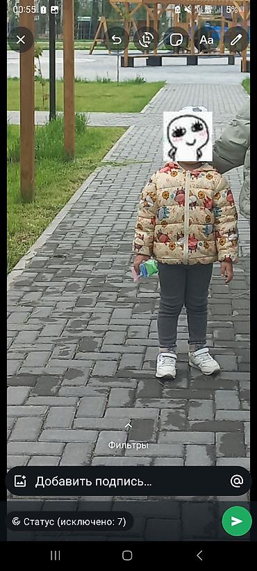 Куртка на девочку весенняя-осенняялёгкая.
На возраст 3-4,5лет