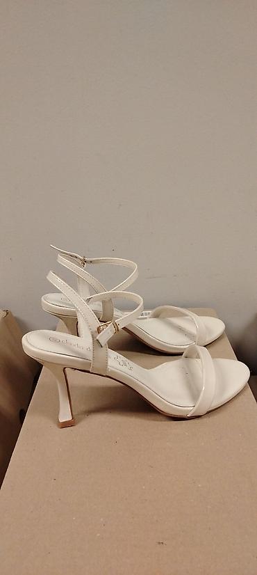 hermes papuce: Prelepe bež sandale, lakovane, vel 40, gazište 26cm, štikla 7cm — 2