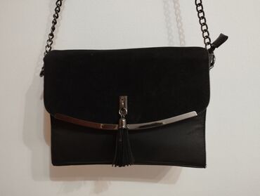 torbica: Crna torbica u odlicnom stanju. Jako malo nošenakao nova je