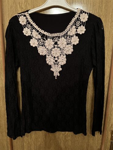 Köynək və bluzalar: Koftalar və Şalvarlar 36-38 (S/M)razmer, hər biri 5 manat Ünvan: 8-ci — 18