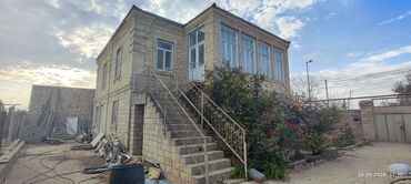 дом с гаражом и мансардой: 12 комнат, 310 м², Без ремонта
