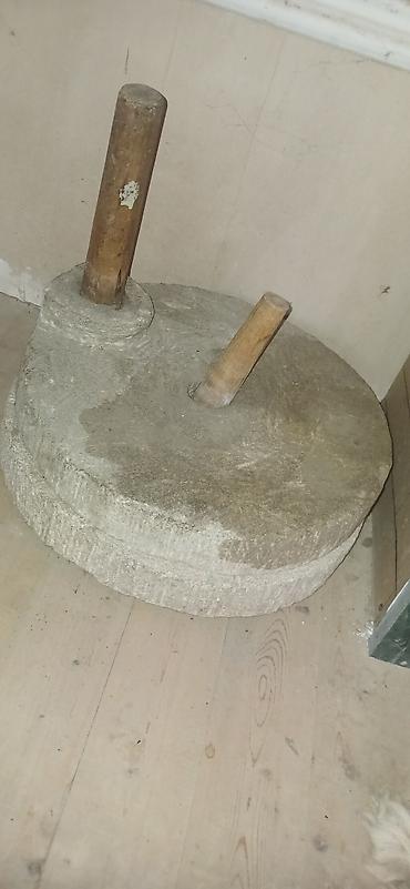 Yem üyüdən aparatlar: Taxta saplı daş əl dəyirmanı - İkiqat daş quruluş: üst və alt dairəvi — 3