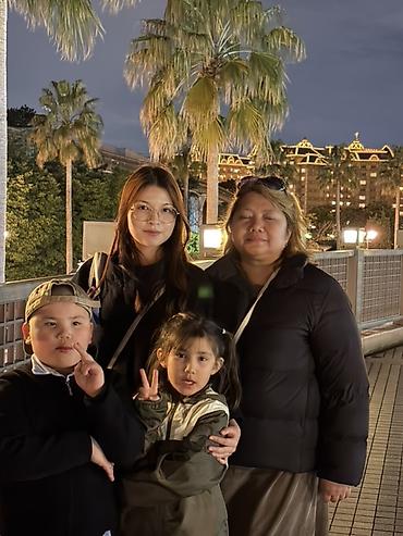 Пуховики и зимние куртки: Пуховая куртка женская, утеплённая, черного цвета - Длина: до бедра — 2