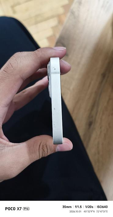 Apple iPhone: IPhone 13 mini, белый цвет. Компактный корпус с плоскими гранями — 7