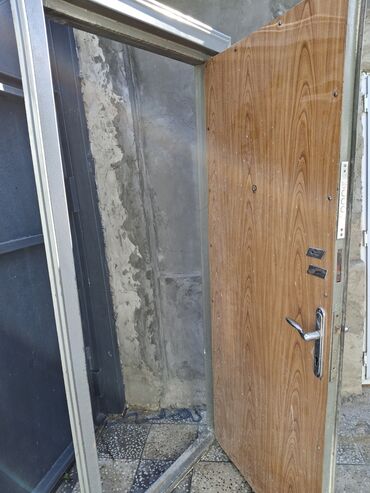 ikinci əl seyf qapi: İşlənmiş Giriş qapısı 90x200 sm Ünvandan götürmə