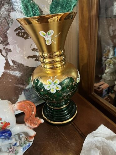 балясины из камня: Bir vaza, Bogem şüşəsi