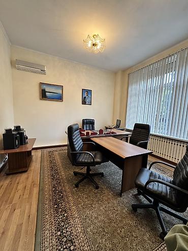 Аренда офисов: Сдаю Офис целиком: 300 м², В жилом комплексе, С ремонтом, Первая линия, С отдельным входом, С отдельным санузлом — 4