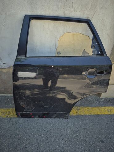 Yan və salon güzgüləri: Qara rəngli avtomobil qapısı. Tutacaq və şüşə çərçivəsi var. Ehtiyat