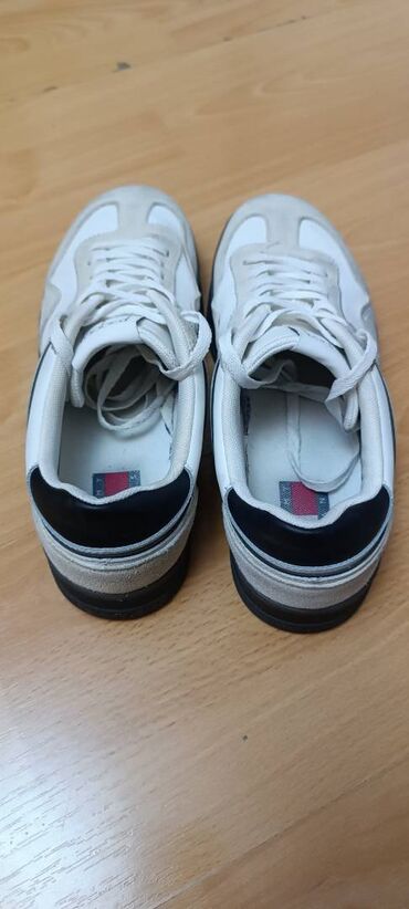 Ayaqqabılar: Tommy hilfiger ayagabi
Ölçu 42
Original 
Temiz deri
Giymet 45 manat