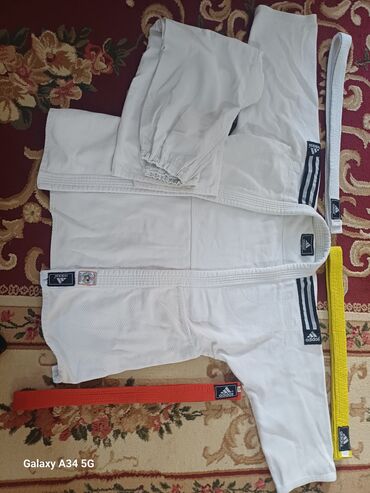 İdman formaları: Ağ rəngdə olan Adidas brendinə məxsus judo formasıdır. Komplektə