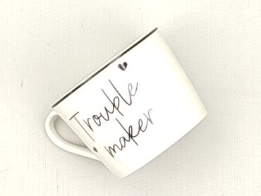Biały kubek Home & You z napisem "Trouble maker" i czarnym