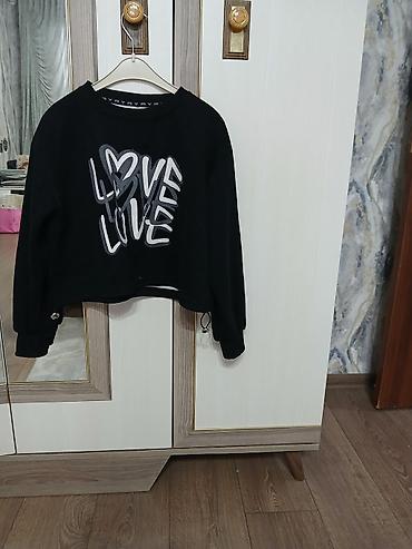 Qara sweatshirt – qısa kəsim, ön hissədə “LOVE” yazılı dizayn