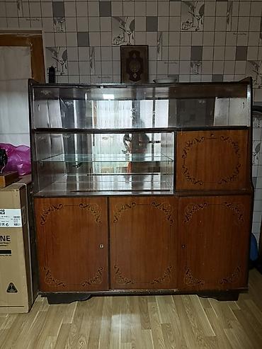 dolab: Klassik üslubda vitrinli bufet - Material: təbii ağac finişi — 1