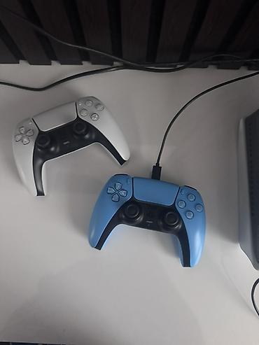 play stesen: Ps5 slim 1Tb 2 pultu var(1mavi,1ağ) Az işlənilib ideal vəziyyətə — 2