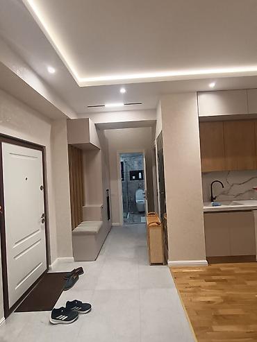 kirayə ev 2024: Mənzildə geniş studio tipli zal-mətbəx Neftciler Ⓜ️su,metroya 3 deg — 4