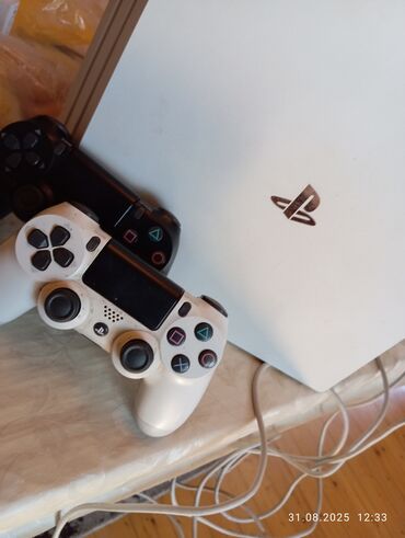 Xbox Series X: Ağ rəngli Sony PlayStation 4 oyun konsolu iki ədəd pult ilə təklif