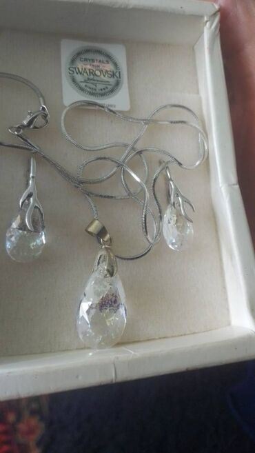 Swarovski dəst, boyunbağı və sırğa satılır. Sepi gümüşdəndir