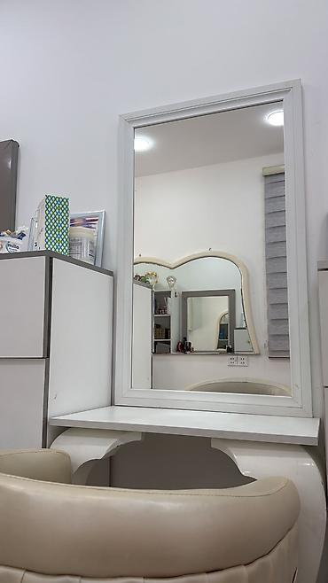 Salon, tibbi mebel: Ağ rəngli divara bərkidilən vizaj/saç ustası masa-stansiyası - Böyük — 1