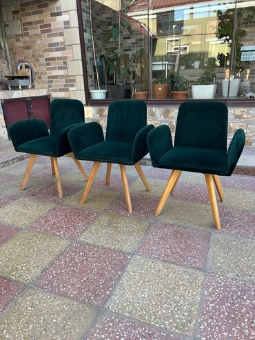 Salon, tibbi kreslolar: 3 eded kreslo biri 45azn. Üsdü təmiz alkantaradı möhkəm oturacaqdı çox