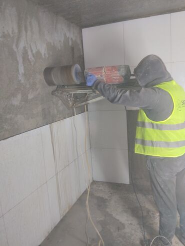 qapı setka: Beton kəsmə ve desme xidməti. Beton kəsmə və desme isderi görürük
