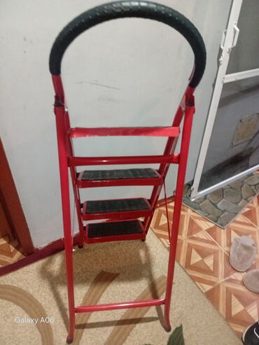 Nərdivanlar: Qırmızı rəngdə qatlanan 4 pilləli ev nərdivanı.Sifariş götürülür — 6