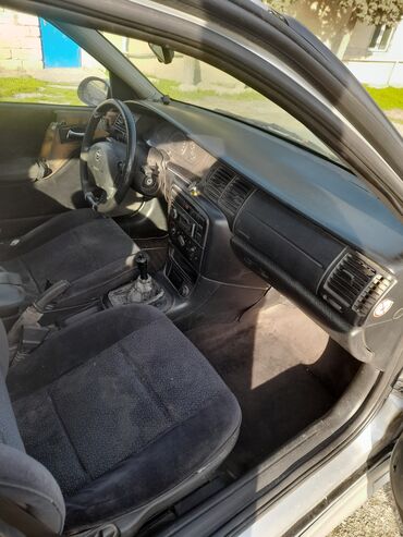 радиатор охлаждения опель вектра б: Qara interyerə malik Opel avtomobili. Avtomobilin salonu oturacaqlar