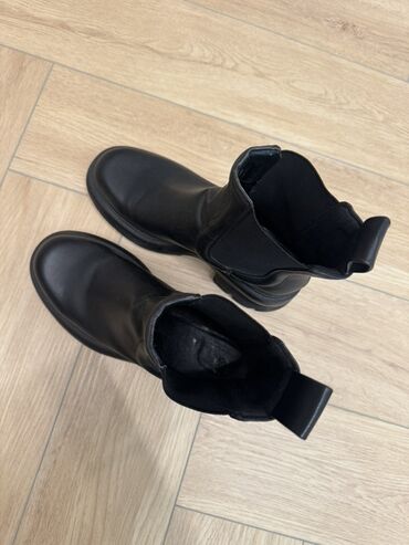 женские замшевые ботильоны: Батинкелер, 38.5, H&M, Колдонулган, түсү - Кара, Өзү алып кетүү