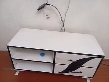 plastik komod: Ağ‑qara dizaynlı dəst: TV stendi və güzgülü komod - TV stendi: sağda — 2