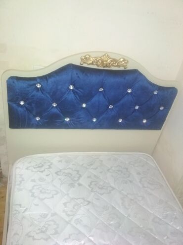 işlənmiş tək kravatlar: Tek nəfərlik çarpayı satıram yaxşı vəziyyətdədir matras daxil 150