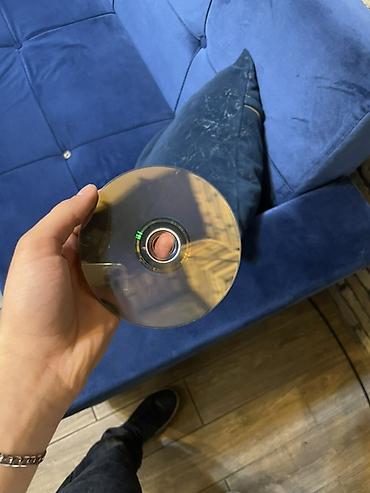 gta san andreas cd: PS4 üçün Grand Theft Auto V (GTA V) oyun diski. Disk üzərində PS4 — 2