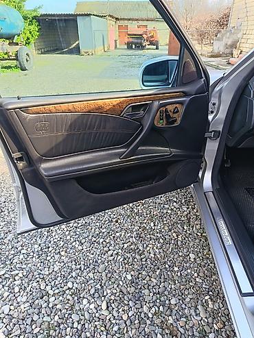 Mercedes-Benz: Mercedes-Benz E 320: 3.2 l | 2000 il Sedan — 10