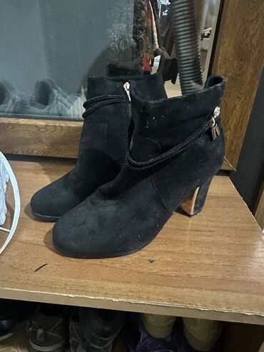 женское обувь: Ботинки и ботильоны Arut, 37