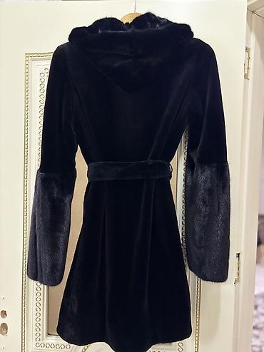 Kürklər: Qadın üçün qara rəngli kapüşonlu kürk paltosu - Material: yumşaq — 2