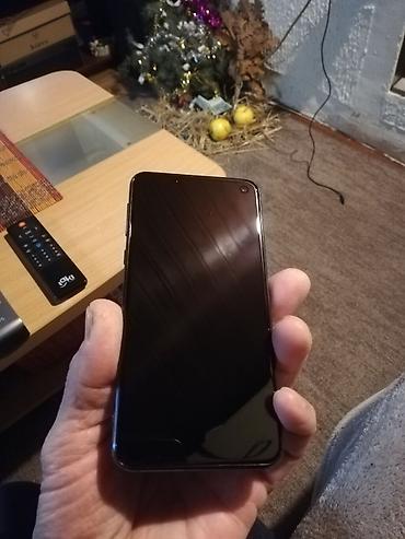Samsung: Samsung S10e 6/128 telefon ko nov slabo korišćen baterija odlična — 6
