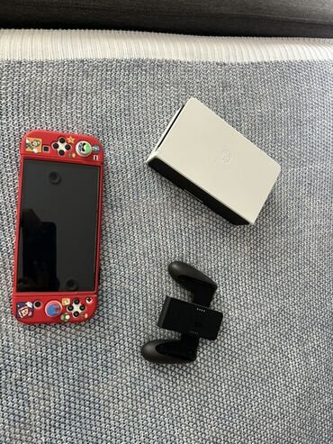 retro oyun: Nintendo Switch oyun konsolu, ağ rəngli dok stansiyası və Joy-Con
