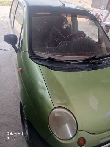 самые дешёвые авто: Автомобиль Daewoo Matiz зеленого цвета, компактный хэтчбек с пятью
