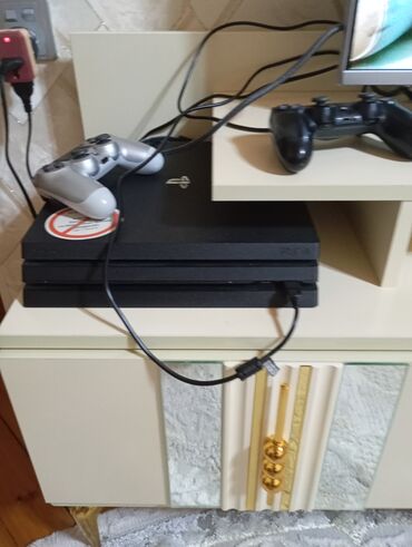 PS4 (Sony Playstation 4): Salam. PlayStation 4 pro 1t yaddas. 6 aydır rəsmi servisdən almışam