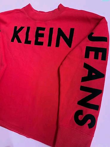 kos: Calvin Klein Jeans crveni duks sa natpisima - Model: crewneck duks sa — 5