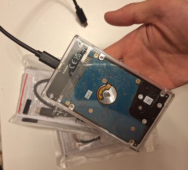 Digər kompüter aksesuarları: Şəffaf korpusda sərt disk qabi. iki terefli type-c kabel vasitəsilə